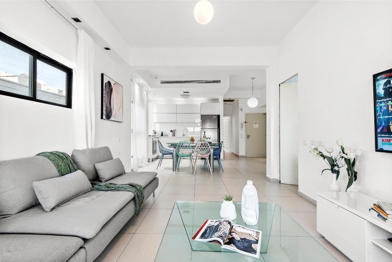 Glorious Renovated Apartment On Top Of The Beach Tel Aviv Exterior photo