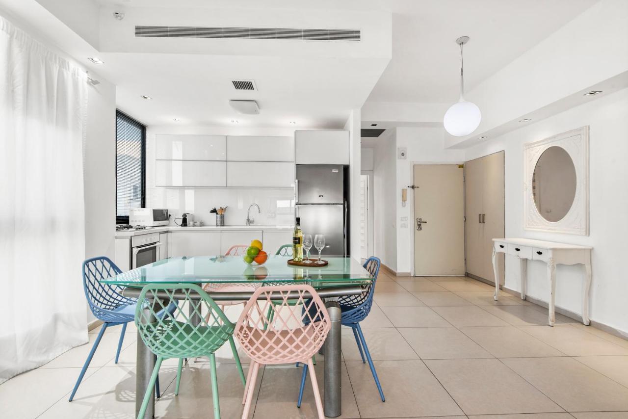 Glorious Renovated Apartment On Top Of The Beach Tel Aviv Exterior photo