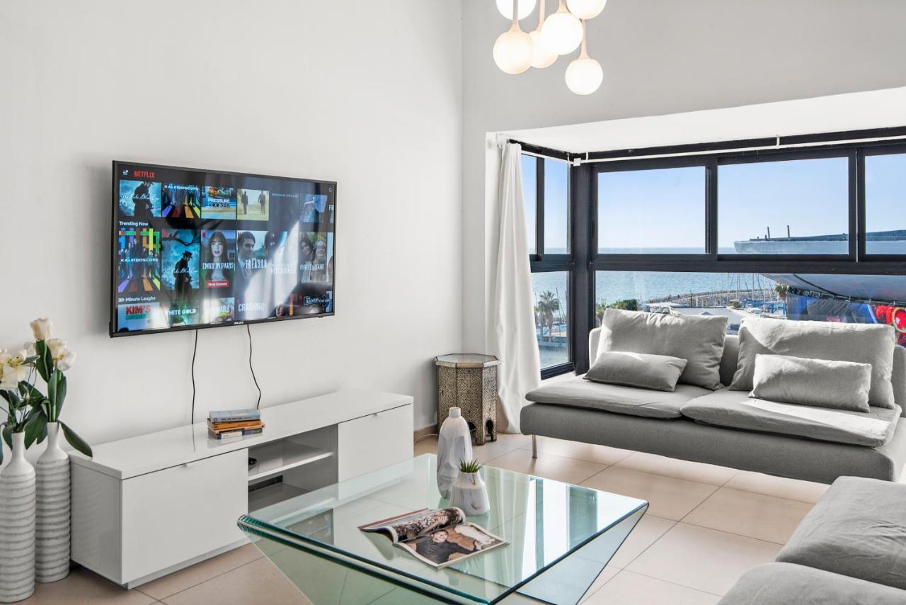 Glorious Renovated Apartment On Top Of The Beach Tel Aviv Exterior photo