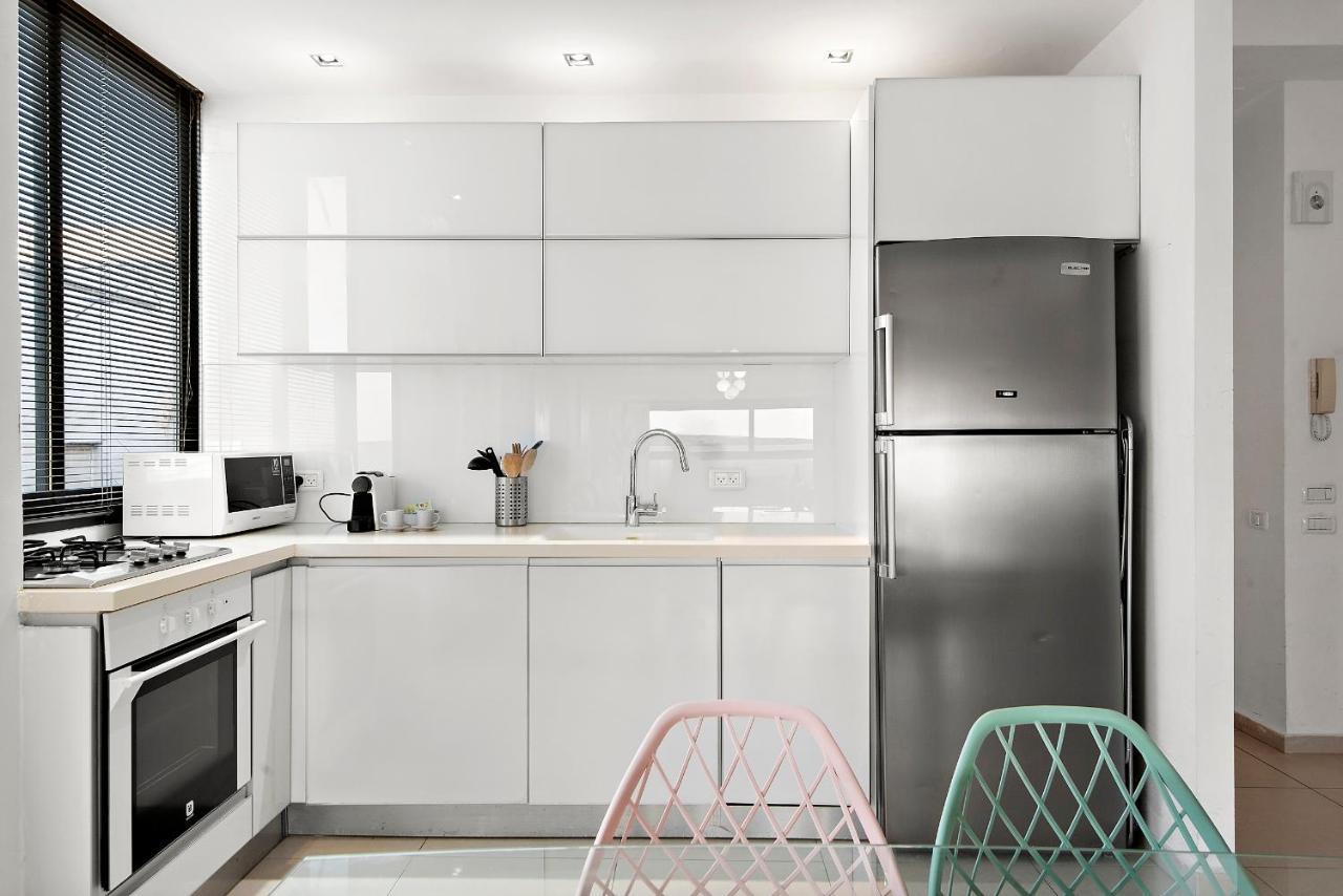 Glorious Renovated Apartment On Top Of The Beach Tel Aviv Exterior photo