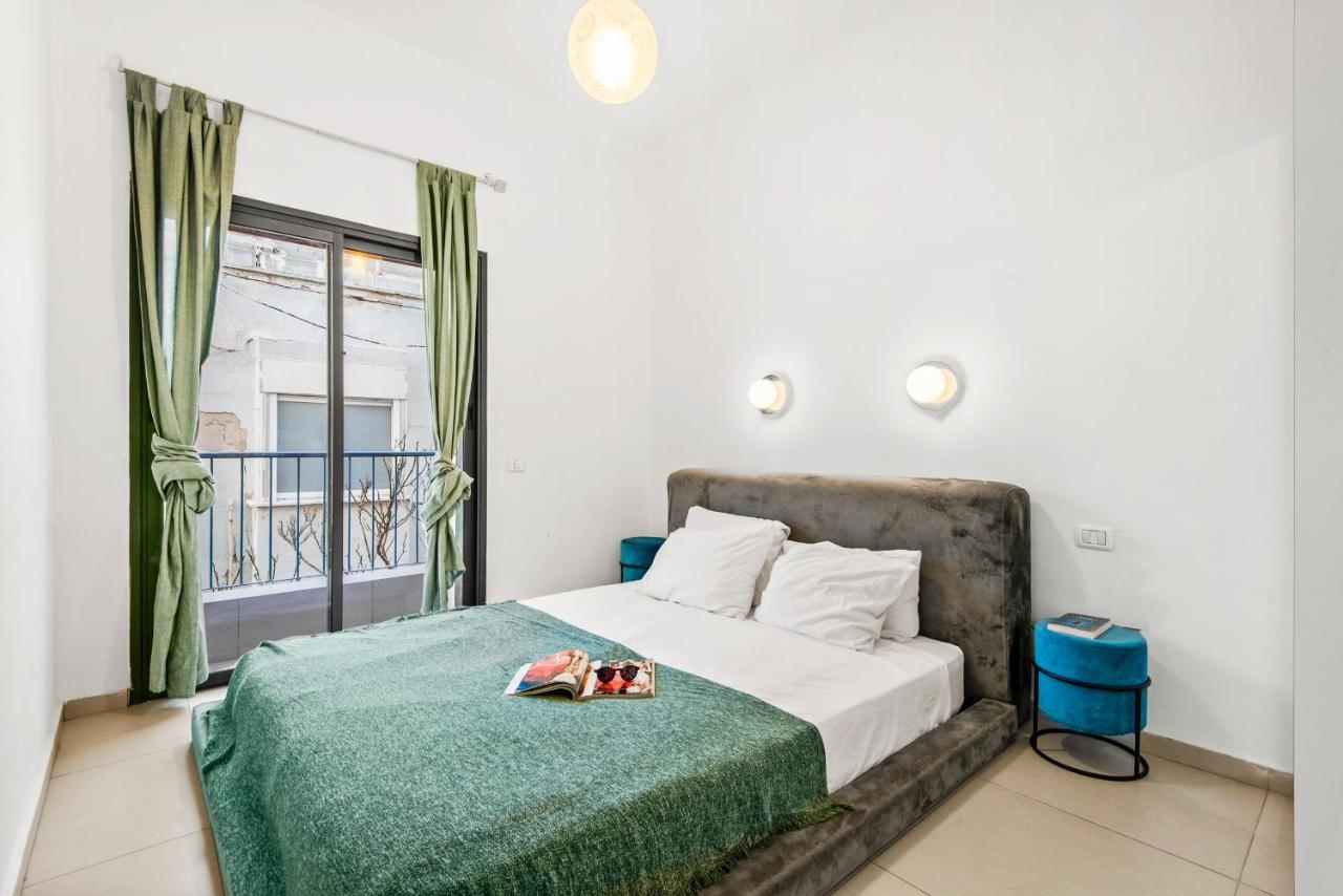 Glorious Renovated Apartment On Top Of The Beach Tel Aviv Exterior photo