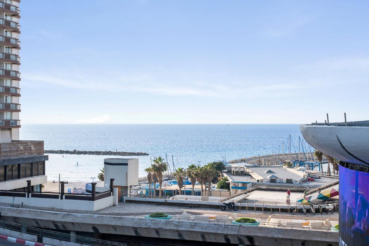 Glorious Renovated Apartment On Top Of The Beach Tel Aviv Exterior photo