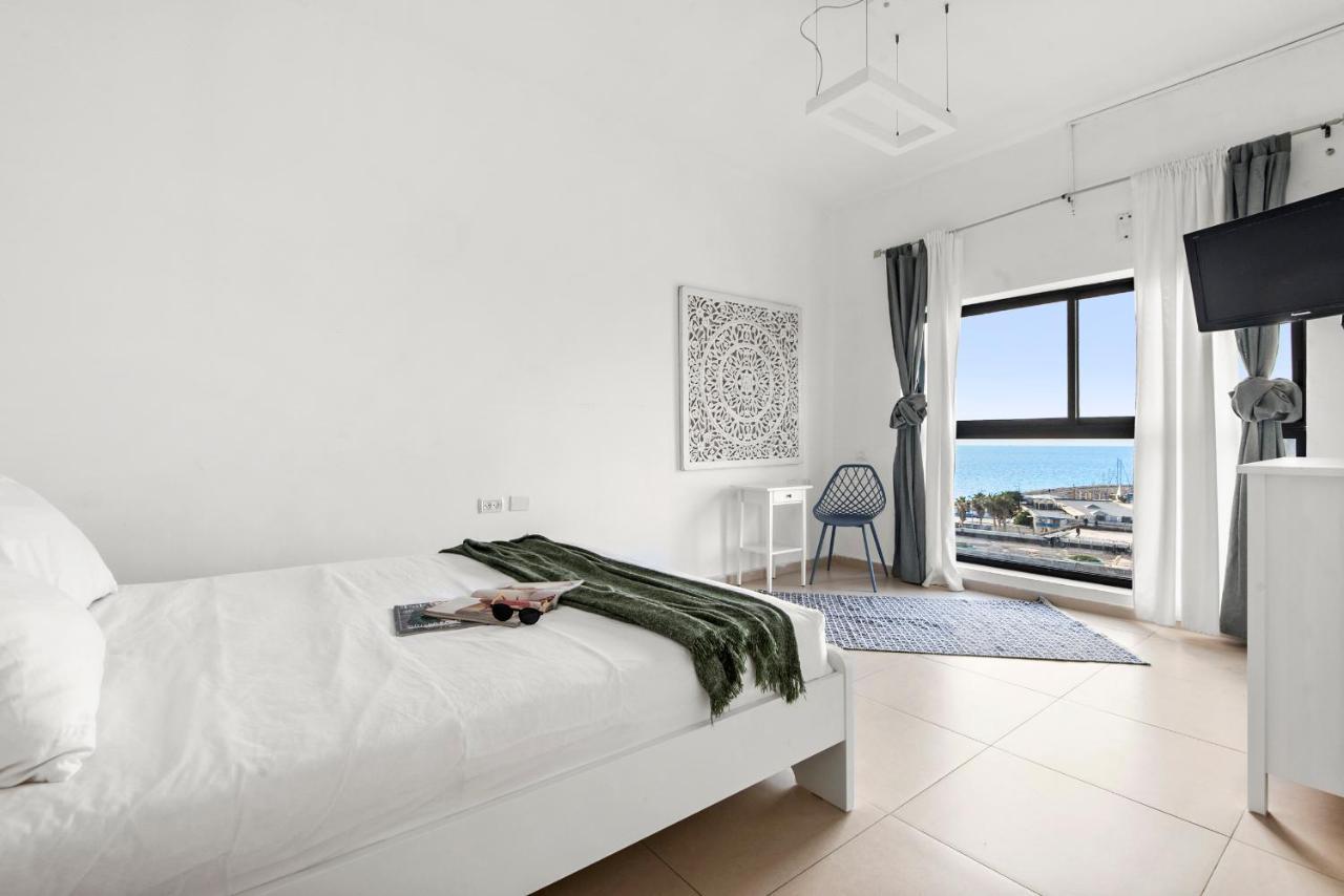 Glorious Renovated Apartment On Top Of The Beach Tel Aviv Exterior photo